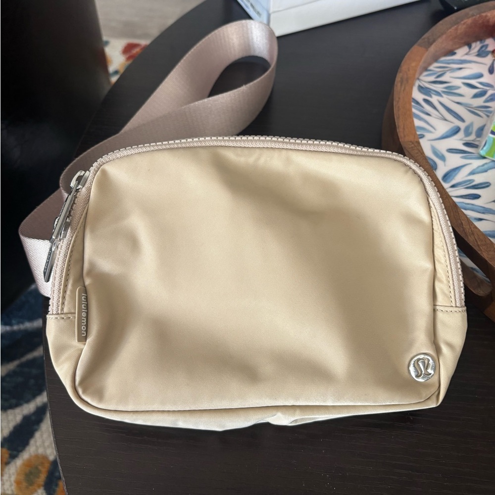 VVGUC Lululemon Everywhere Belt Bag 2L Tan & Silver